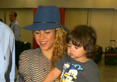 Shakira chega ao Brasil com o filho nos braços