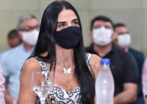 Secretária de Saúde diz que foi vacinada por estar na linha de frente