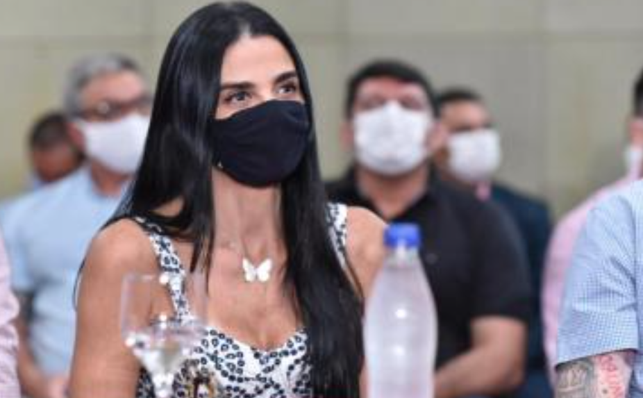 Secretária de Saúde diz que foi vacinada por estar na linha de frente