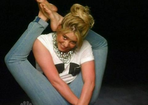 4 meses após dar à luz, Shakira mostra elasticidade e faz contorcionismo em vídeo