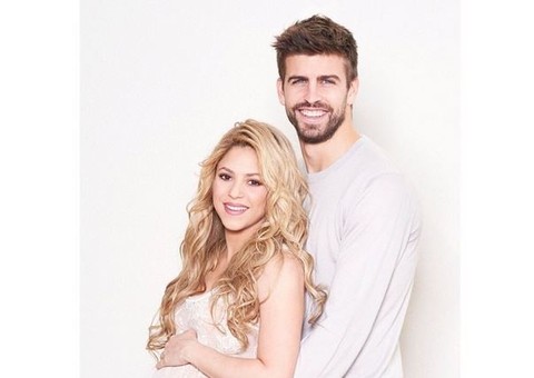 Shakira posa com Piqué: "Nosso segundo filho chegará logo"