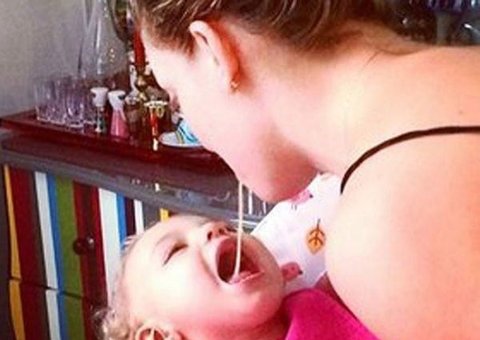 Sheila Mello rebate críticas após foto dando comida da boca para filha