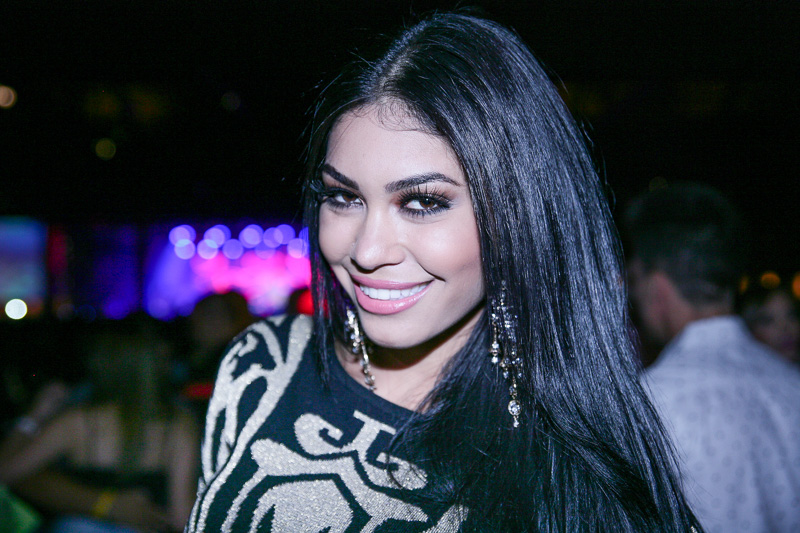 Sheislane Hayalla é novamente assediada por paparazzi durante balada no Rio 