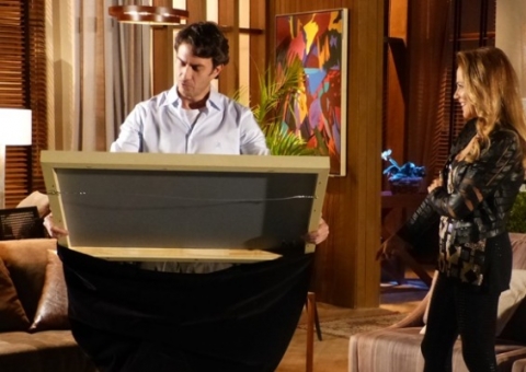 Shirley provoca Luiza ao entregar quadro erótico para Laerte 