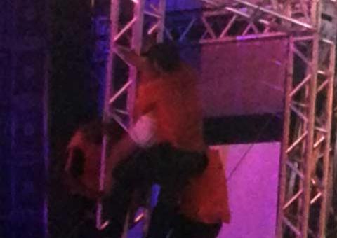 Manoel tenta se jogar de torre de som durante show em Manaus