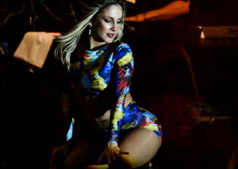  Claudia Leitte mostra requebrado em show com modelito sexy  
