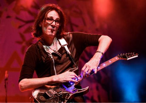  Ganhador do Grammy, guitarrista Steve Vai agita São Paulo