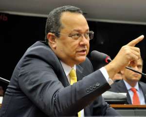 Empresas de assessores de Silas abocanham  R$ 1,22 milhão de cota e enrolam parlamentar