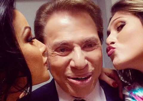 Silvio Santos ganha beijo duplo de Ganzarolli e Lívia Andrade