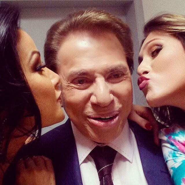 Silvio Santos ganha beijo duplo de Ganzarolli e Lívia Andrade