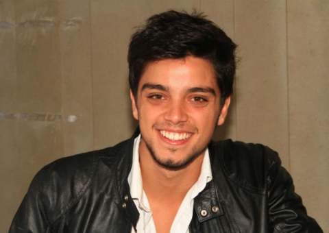 Rodrigo Simas está sendo perseguido por carro prata desconhecido