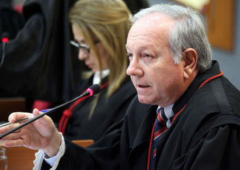 Relator vota pela anulação do decreto que exonera delegados mas pedido de vista adia julgamento