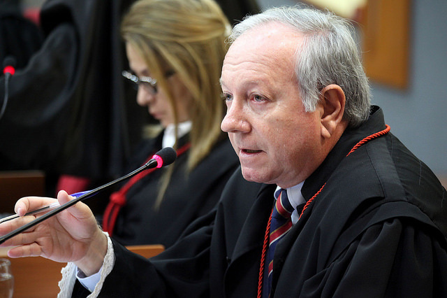 Relator vota pela anulação do decreto que exonera delegados mas pedido de vista adia julgamento