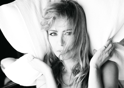 Simone Soares faz seu primeiro ensaio ousado