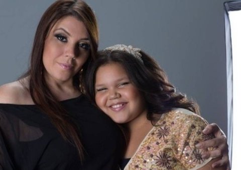 Simony arma barraco com internauta por causa da filha