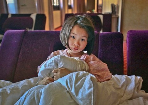 Criança é deixada como garantia de pagamento pelo avô que não volta para buscá-la