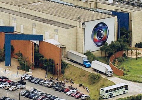 Manifestantes protestam em frente à sede da Rede Globo