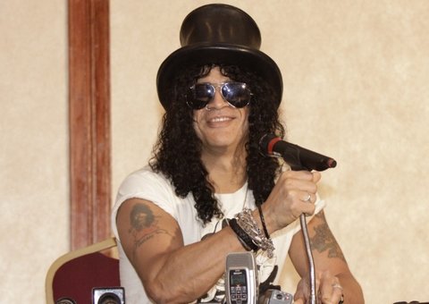 Slash, ex Guns’ n Roses, diz que drogou sogra para transar com namorada