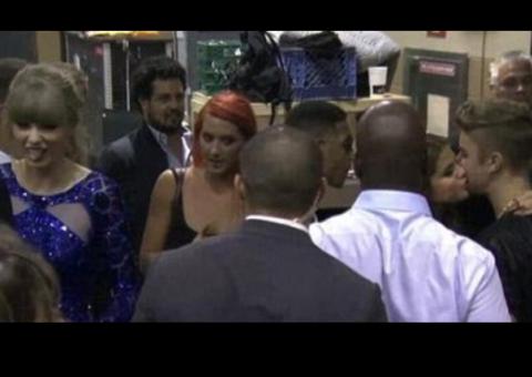 Taylor Swift faz 'cara de nojo' para beijo de Justin Bieber e Selena