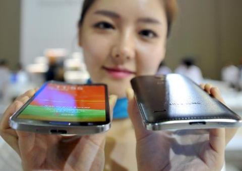 Samsung coloca à venda primeiro smartphone de tela curva