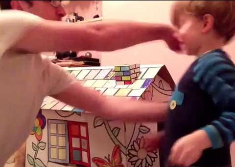 Pai brinca de dar socos no filho pequeno. Assista