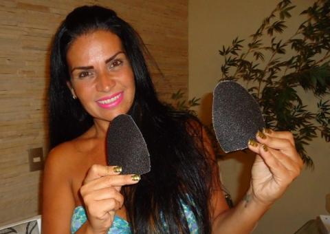 Solange Gomes ensina truque para não cair do salto no Carnaval