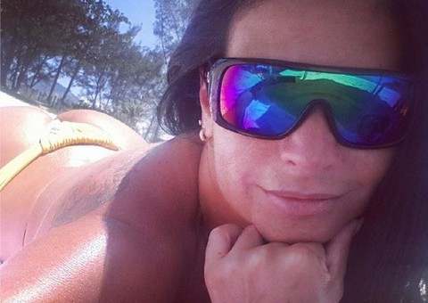 De fio-dental, Solange Gomes posta selfie sensual 