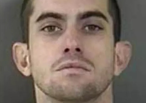 Sonho erótico com vó morta faz americano destruir um carro 