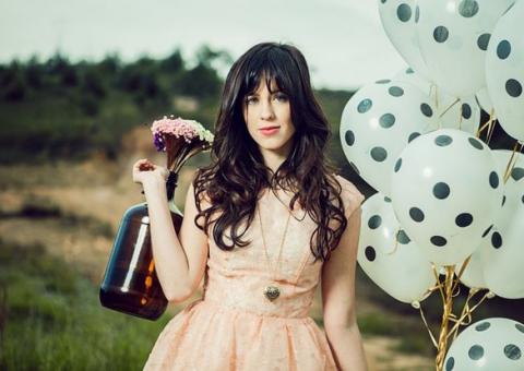 Sophia Abrahão assina contrato com gravadora