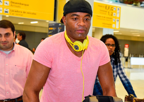 Após polêmica com doping, Anderson Silva volta ao Brasil com a mulher