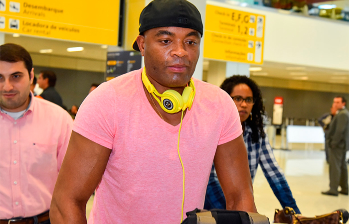 Após polêmica com doping, Anderson Silva volta ao Brasil com a mulher