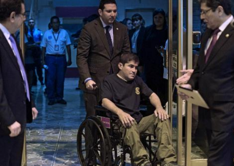 Náufrago salvadorenho volta para casa após 13 meses no mar