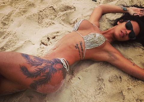 Rainha da Pérola Negra exibe nova tatuagem em local estratégico