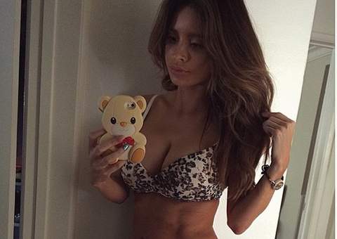 Modelo 'grávida sarada' mostra barriga negativa 4 dias após dar à luz