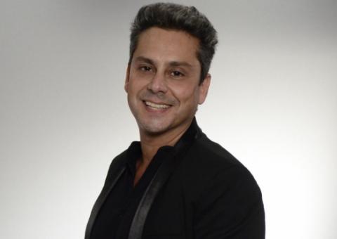 Stênio conta para Lívia que Morena está viva