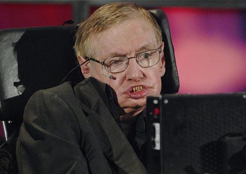 Site causa revolta ao afirmar que Stephen Wawking morreu afogado após aceitar desafio do balde de gelo