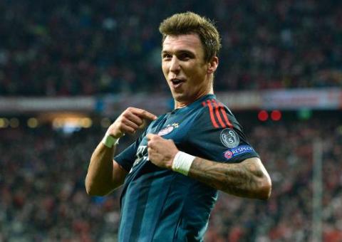 Bayern quer derrotar Schalke para seguir na cola do Borussia