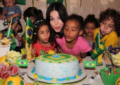  Sthefany Brito comemora aniversário com crianças em orfanato