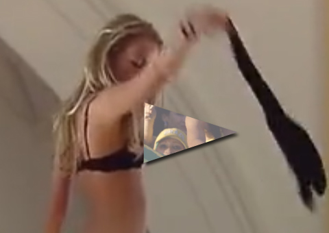 Para promover leitura, marca promove striptease em biblioteca