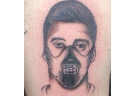  Homem tatua Suárez com máscara de Hannibal Lecter