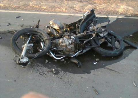 Subtenente e caseiro morrem em acidente na Am 363. Populares colocam fogo em carreta