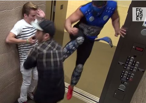  Pegadinha com personagem do Mortal Kombat assusta pessoas em elevador