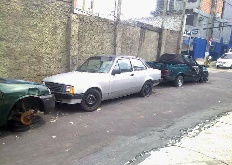 No Morro, rua virou depósito de ferro-velho