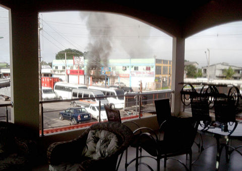 Incêndio causa explosão em lanche e restaurante