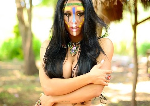  Sue Lasmar posa seminua na maior tribo indígena do país 