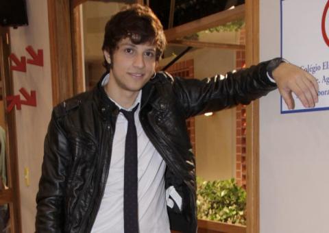 Ex-Rebelde, Chay Suede, lança clipe de "Papel"