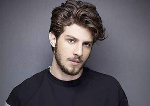 Chay Suede revela que teve de pedir dinheiro no sinal; veja o motivo