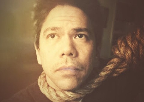 Guitarrista que já tocou em bandas famosas anuncia suicído e é salvo por familiares