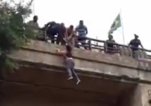 Populares filmam mulher tentando suicídio em viaduto de SP