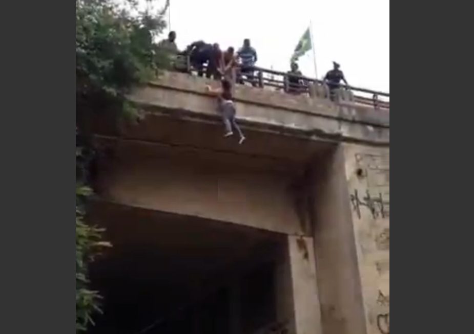 Populares filmam mulher tentando suicídio em viaduto de SP